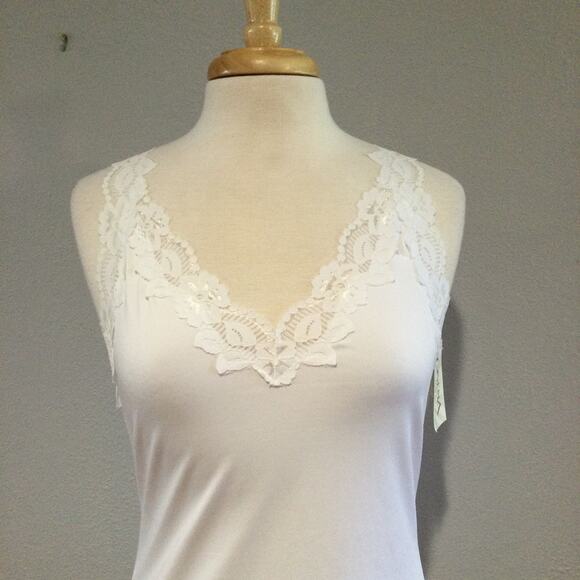 Cinema Etoile Lace Trimmed White Sleeveless V-Neck Tank Size M NWT - Picture 2 of 14